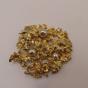 Vintage Gold Tone Brooch with Faux Pearls